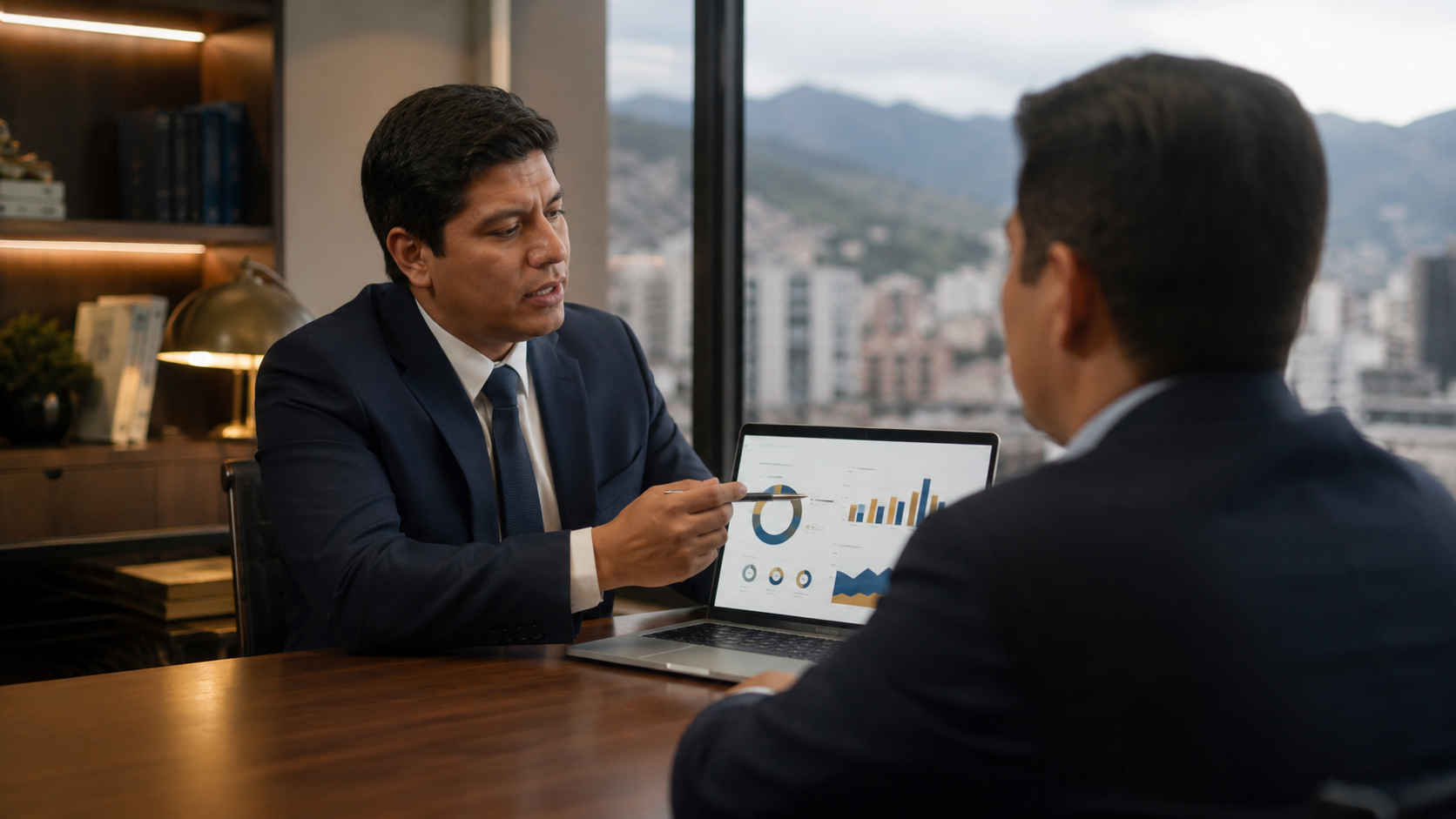Asesor contable presentando indicadores financieros durante una reunión ejecutiva